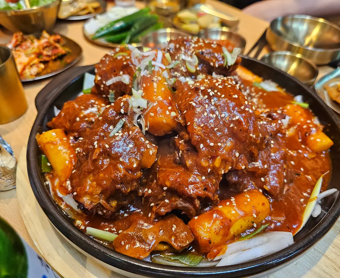 Món sườn sốt cay đậm đà, bóng nhẫy tại Joseon Sidae