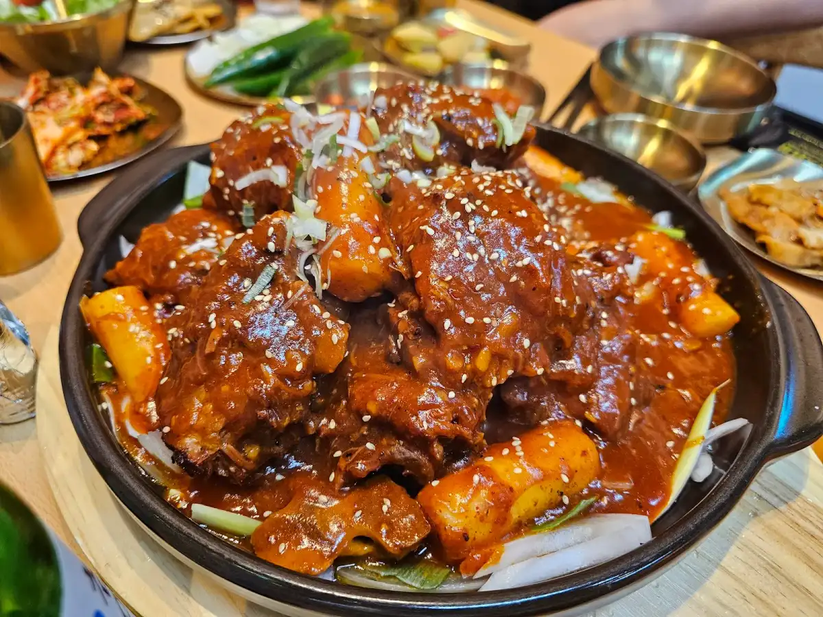 Món sườn sốt cay đậm đà, bóng nhẫy tại Joseon Sidae