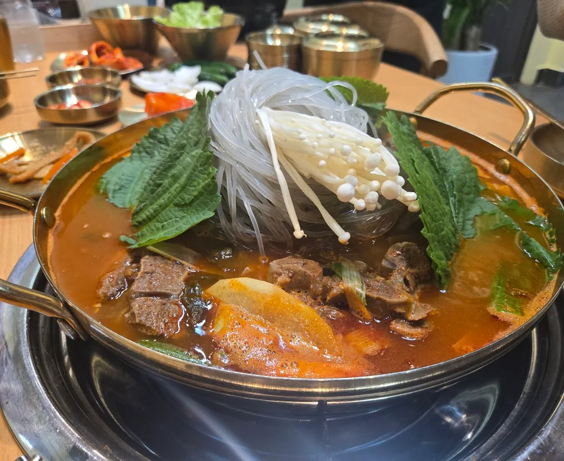 Nồi lẩu nóng nghi ngút khói tại Joseon Sidae