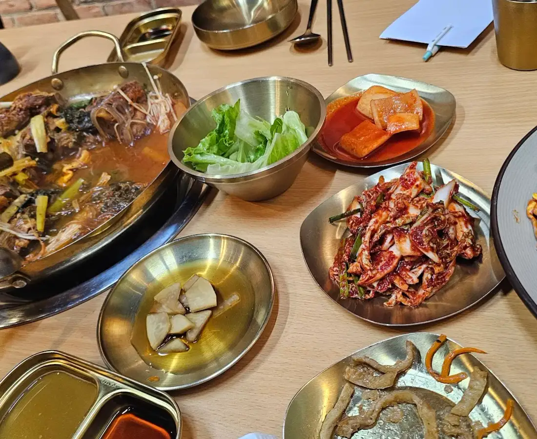 Nồi lẩu nóng nghi ngút khói tại Joseon Sidae