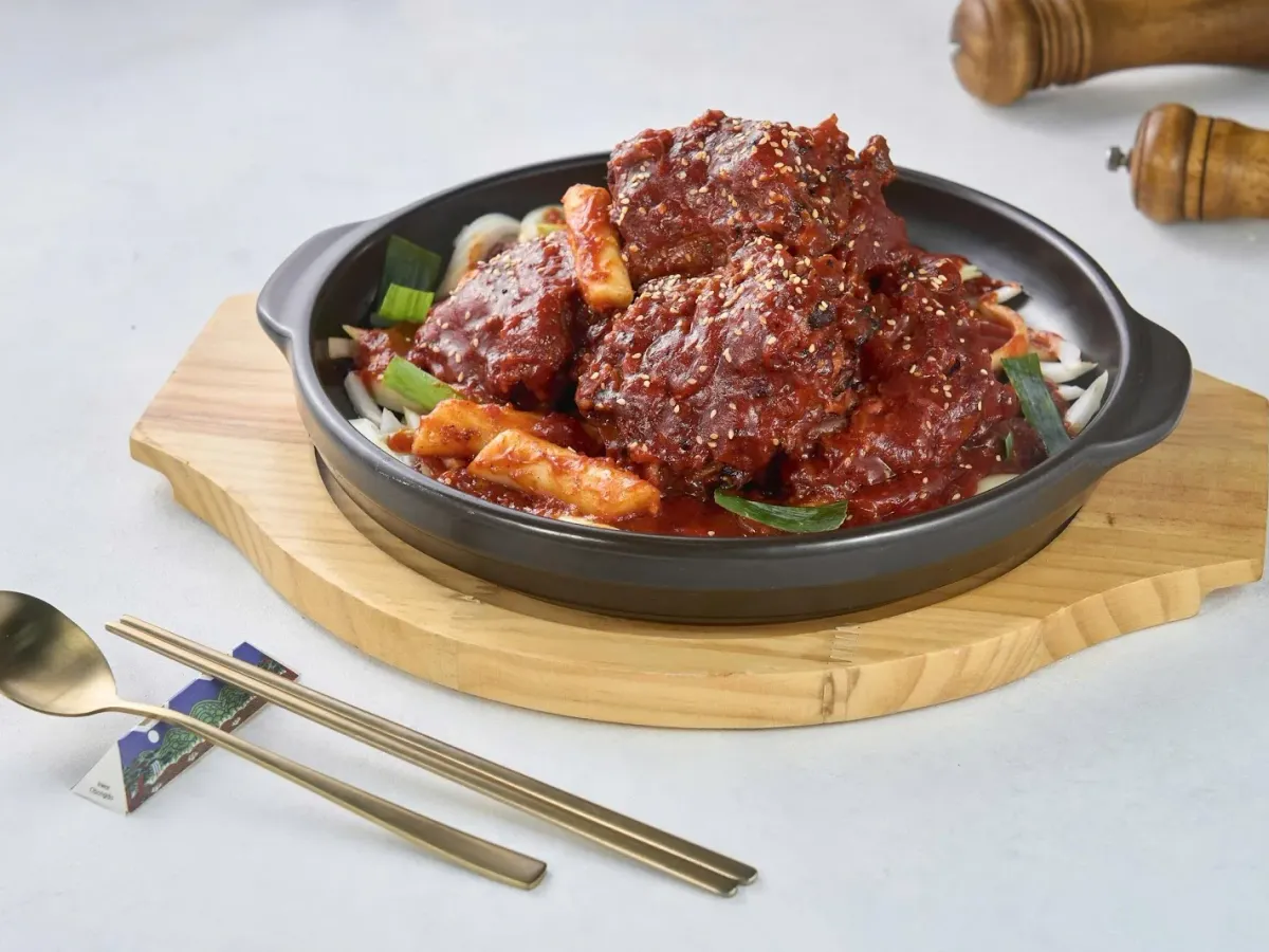 Đĩa xương sườn ướp sốt đậm đà, bóng nhẫy — món tủ ppyeo-gui của Joseon Sidae