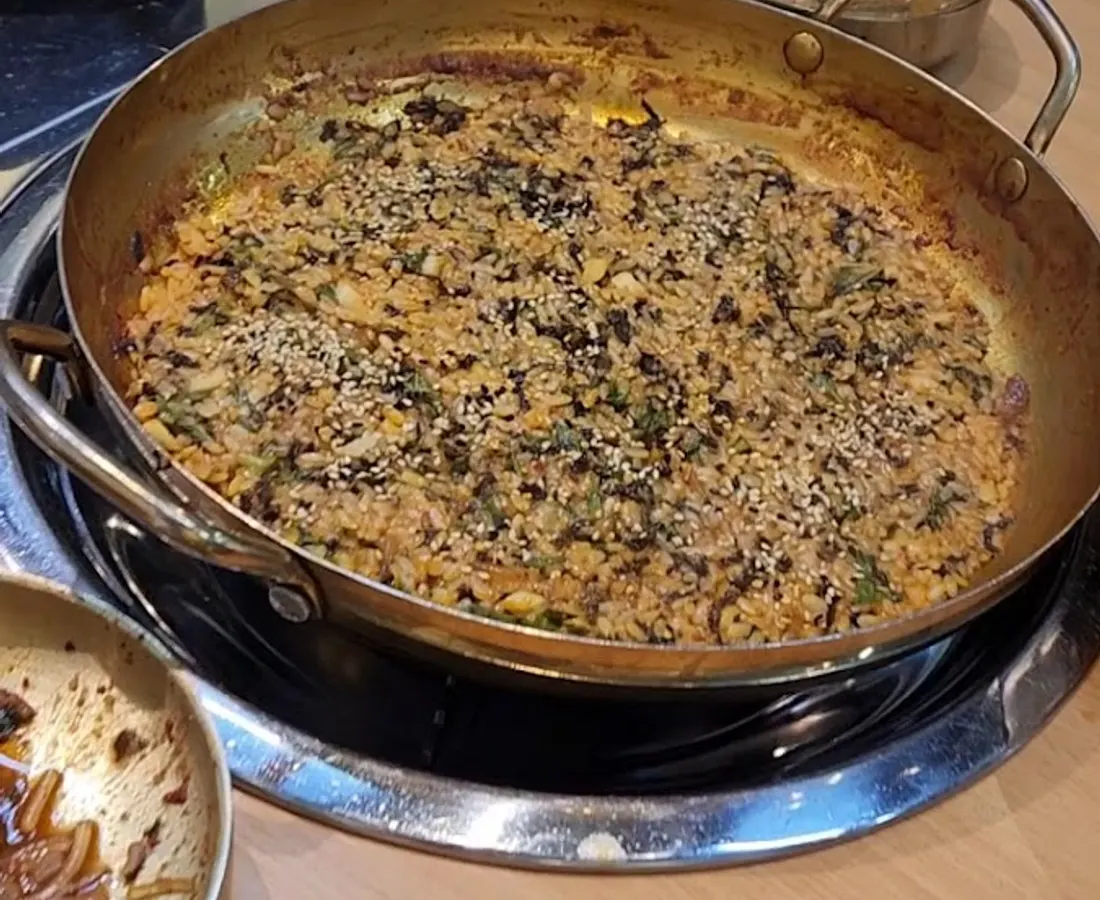 Bánh xèo hải sản kiểu Hàn (파전) vàng giòn trong chảo lớn